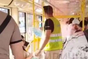 На Кубани заботливый кондуктор обмахивал веером пассажиров в душном трамвае