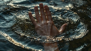 Россиянин утонул в Енисее, спасая тонущую школьницу. Его тело так и не нашли