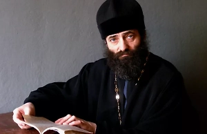 Устройство могилы — это не догмат, это обычай, которым управляют хозяева могилы, родственники. Значит, ставить крест самоубийце — это на их усмотрение, на их желание. Церковь здесь управляет только совершением богослужения. Общественной молитвой. Общественная молитва, общественное богослужение у покойного не происходит по обстоятельствам смерти этого несчастного человека.