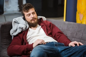 Любишь спать в наушниках? Врач раскрыла, что будет от такого отдыха