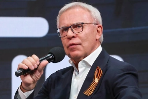 «Просто издевательство»: Фетисов прокомментировал запрет на публикацию флага России 