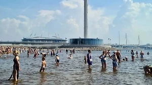 Северная Анапа: Сотни петербуржцев, спасаясь от жары, заполонили пляж парка 300-летия