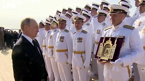 Путин подарил экипажу подлодки «Князь Пожарский» складень с иконой Александра Невского
