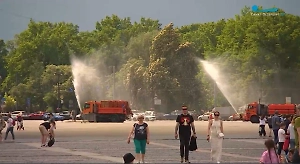 Пляжи переполнены: Петербуржцы спасаются от аномальной жары всеми силами