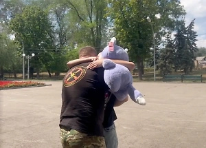 Нашёл над телами: Life.ru показал трогательное видео встречи героя СВО со спасённой в Бахмуте девочкой