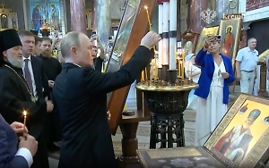 Путин посетил Морской собор в Кронштадте и приложился к мощам Николая Чудотворца