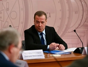 «‎Размазал Европу»: Медведев восхитился Трампом и призвал «вздёрнуть бешеную бабку Урсулу»