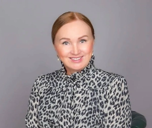 Когда отношения становятся слишком «настоящими», запускается защитная реакция: «бей или беги». И чаще всего — «беги». Он отдаляется, отключает эмоции и прячется в свою «пещеру». Но когда остынет, тоска берёт верх — и он возвращается.