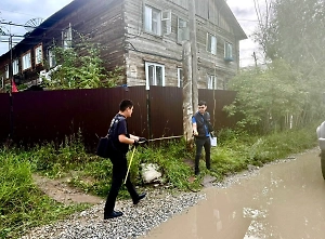 Мальчик из Якутска задел свисавший со столба провод и погиб от удара током