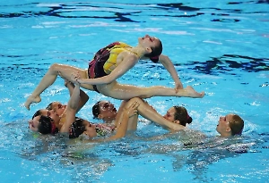 Москвичи в тельняшках и с Андреевским флагом болеют за россиян на ЧМ в Сингапуре