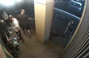 Истёк кровью: Момент зверского убийства мужчины у кафе в Россоши попал на видео