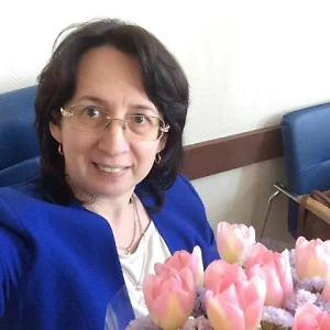 Подорожает птицеводческая продукция, и на то есть несколько причин. Первая — торговые сети держат чрезмерно высокие торговые наценки на куриные яйца, в среднем около 20%. Вторая — рост цен на комбикорма, которые за год подорожали на 15%, а с начала этого года — на целых 5,2% из этих 15. Средняя цена комбикормов в нашей стране в апреле 2025-го составила 26 300 рублей за тонну. 