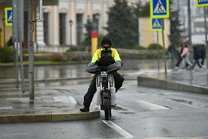 В росийском городе ужесточили требования к курьерам на самокатах и велосипедах