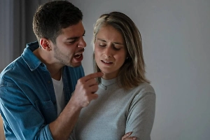 «Не молчите!» Россиянам объяснили, как помочь жертве домашнего насилия