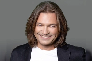 Дмитрий Маликов доказал, что путешествия во времени возможны, показав коллаж со своими фото