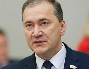 На эту внезапную дипломатическую инициативу Зеленского мог оказать влияние ряд факторов — от давления со стороны Вашингтона пойти на диалог с Москвой до осознания шаткости положения Киева на фронтах и нарастания внутреннего кризиса, который всё сложнее контролировать.