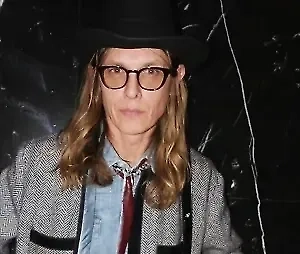 Тренд на рыбакор прослеживается уже давно. Сейчас просто это стало отдельным направлением, отдельным стилем. И это, с одной стороны, очень омолаживает, а с другой – упрощает. Мало кто в России, особенно из женщин, хочет выглядеть простенько. У нас это не принято, у нас любят наряжаться. А это как раз обратная сторона, когда вы можете быть в хороших вещах, они могут стоить недёшево, но вы при этом выглядите не супер-лакшери.