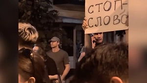 Мэр Киева Кличко вместе с братом вышел на митинг против закона о НАБУ и САП