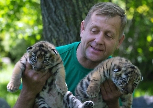 «Я большой молодец»: Выживший после атаки льва хозяин парка «Тайган» выписался из больницы