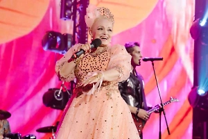 Стримы, мерч и зумеры-танцоры: Кадышева меняет формат работы на волне хайпа