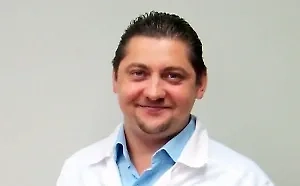 Мигрень — это неинфекционное сосудистое функциональное заболевание, связанное с дистонусом сосудов. Причём оно чаще всего генетически обусловленное и неприобретённое. То есть оно чаще всего присуще с рождения.