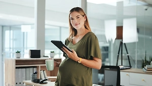 Декретный отпуск в 2025 году: Сколько длится, как правильно оформить и получить выплаты