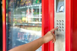 В Госдуме предложили запретить продажу газировки и чипсов в школах