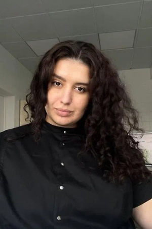 Морская вода содержит соли, минералы и микроэлементы, которые в умеренном количестве могут быть полезны — они стимулируют кровообращение и обладают противовоспалительным действием. Однако длительное пребывание в солёной воде приводит к обезвоживанию кожи. Соль буквально вытягивает влагу, нарушая естественный защитный барьер.