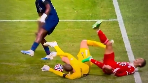 Открытый перелом: Звезда «Баварии» получил жуткую травму в матче с «ПСЖ»