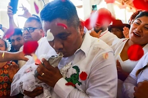 Невеста была краше всех: Мэр мексиканского города женился на крокодиле