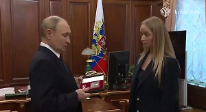 «Мы будем помнить его»: Путин передал вдове генерала Гудкова вторую медаль «Золотая Звезда»