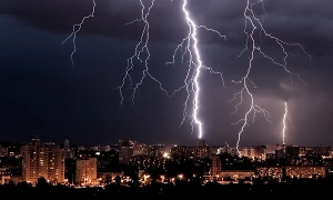 Грозы, град и ветер до 28 м/c: На 17 регионов России обрушится страшная непогода 