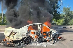Два человека заживо сгорели в атакованной дроном легковушке на трассе под Белгородом