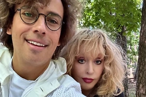 Пугачёва в рваных скинни-джинсах дала волю эмоциям на пляже в Юрмале