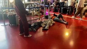 Люди лежат прямо на полу: Life.ru публикует видео из Пулково, где задержано более 100 рейсов