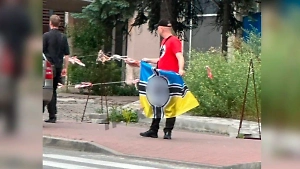 В Киеве мужчина средь бела дня похвалился перед местными украинским флагом со свастикой
