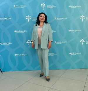 Летом мы с удовольствием все нежимся в лучах солнца. Но чрезмерная ультрафиолетовая активность довольно вредно воздействует на глаза, на проходящие отделы, на хрусталик и сетчатку глаза. Смотреть на солнце без очков — это первая привычка лета, которая портит зрение. Чрезмерное количество ультрафиолета может повлиять на зрение, может привести к помутнению хрусталика.