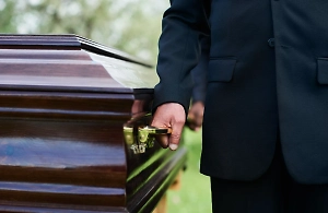 Лак для лица и формалин изнутри: Life.ru узнал у ритуальщиков, как хоронят в 40-градусную жару