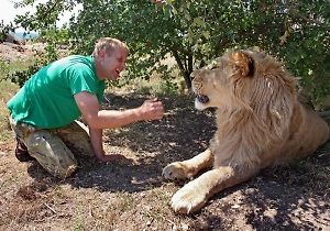 «Я удивлял врачей»: Покусанный львом Зубков откровенно рассказал о своём «воскрешении» после нападения