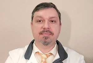 Обычно сначала появляется желание не двигаться, возникает лень идти. Это тревожный симптом, сигнализирующий о возможных проблемах с организмом. Затем присоединяются головная боль, шум в ушах или ощущение давления, а позже — тошнота. Всё развивается быстро: от слабости в ногах до головокружения и потери сознания может пройти всего 10 минут.