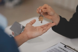 «Бабушки в сговоре»: Юрист раскрыл, как мошенники грабят на рынке жилья по «схеме Долиной»