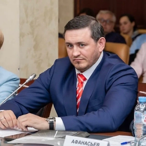 Я сторонник семейных ценностей. У нас такого наказания нет — за измену, даже такой практики не было, значит, что всё-таки на сегодняшний день все символы семейной ценности обесценились. Захотел — женился, захотел — развёлся, захотел — бросил детей.