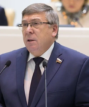 Вторая — что такое 13-я пенсия? Чтобы выплатить её, нужно около одного триллиона рублей — это огромная цифра. Таких денег в бюджете пенсионной системы не заложено, о чём известно всем депутатам Госдумы, в том числе и авторам инициативы. Эта мера поддержки является хорошей и была бы к месту перед Новым годом, но реализуемость этой инициативы практически равна нулю без решения правительства, без поддержки президента, без поиска и утверждения ресурсов для этих целей.