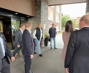 Свитеры с буквами СССР, как у Лаврова на Аляске, раскупили за полдня