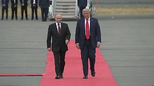 Исторический визит Путина: Трамп впервые лично встретил иностранного лидера в аэропорту