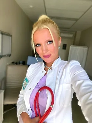 Условно говоря, вы поставили руки, пальчики на центр лба, и вы потихонечку идёте от центра лба к бокам. То же самое можно делать с носом. Начиная от переносицы, вы аккуратно, мягко себе массируете, сначала скользя по крыльям носа, затем достигая щёк. Аккуратно можно массировать область вокруг глаз и губ. И то же самое мы делаем с подбородком, то есть начиная от центра, мы движемся к краю нижней челюсти, тем самым плюс ещё обеспечивая лимфодренажный эффект. Массаж лица ещё полезен тем, что он может помочь нам освежиться, снять отёки.