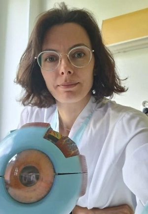 При нарушении хотя бы в одном слое страдает вся система в целом. Зрительные нагрузки, сухой, загрязнённый воздух в помещениях, воспалительные заболевания глаз и век, операции на глазах, ношение контактных линз, гормональные изменения, некоторые хронические аутоиммунные заболевания, применение лекарственных препаратов (антигистаминные, гормональные препараты, антидепрессанты, диуретики, оральные контрацептивы, некоторые лекарства от высокого давления и аритмии) — всё это и не только провоцирует развитие ССГ.