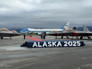 Не выдержал напряжения: Охранник делегации США упал в обморок на саммите Путина и Трампа