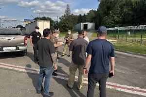 Таможенно-пограничная служба США показала фото депортированных украинцев