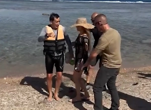 «Это мой муж, помашите ему!» Казахстанец вынырнул из моря и увидел на пляже Джей Ло